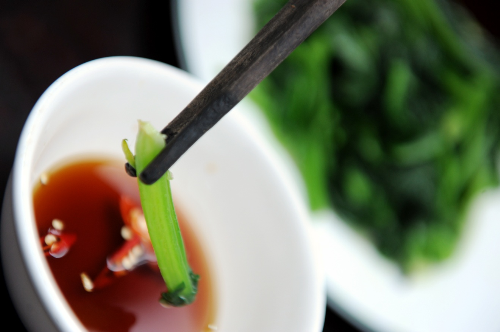 Nước mắm sạch Nước mắm truyền thống có màu nâu cánh gián, sáng trong. Nước mắm sạch Nước mắm truyền thống có màu nâu cánh gián, sáng trong.